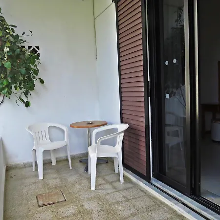 Ξενοδοχείο με διαμερίσματα Debby 2*